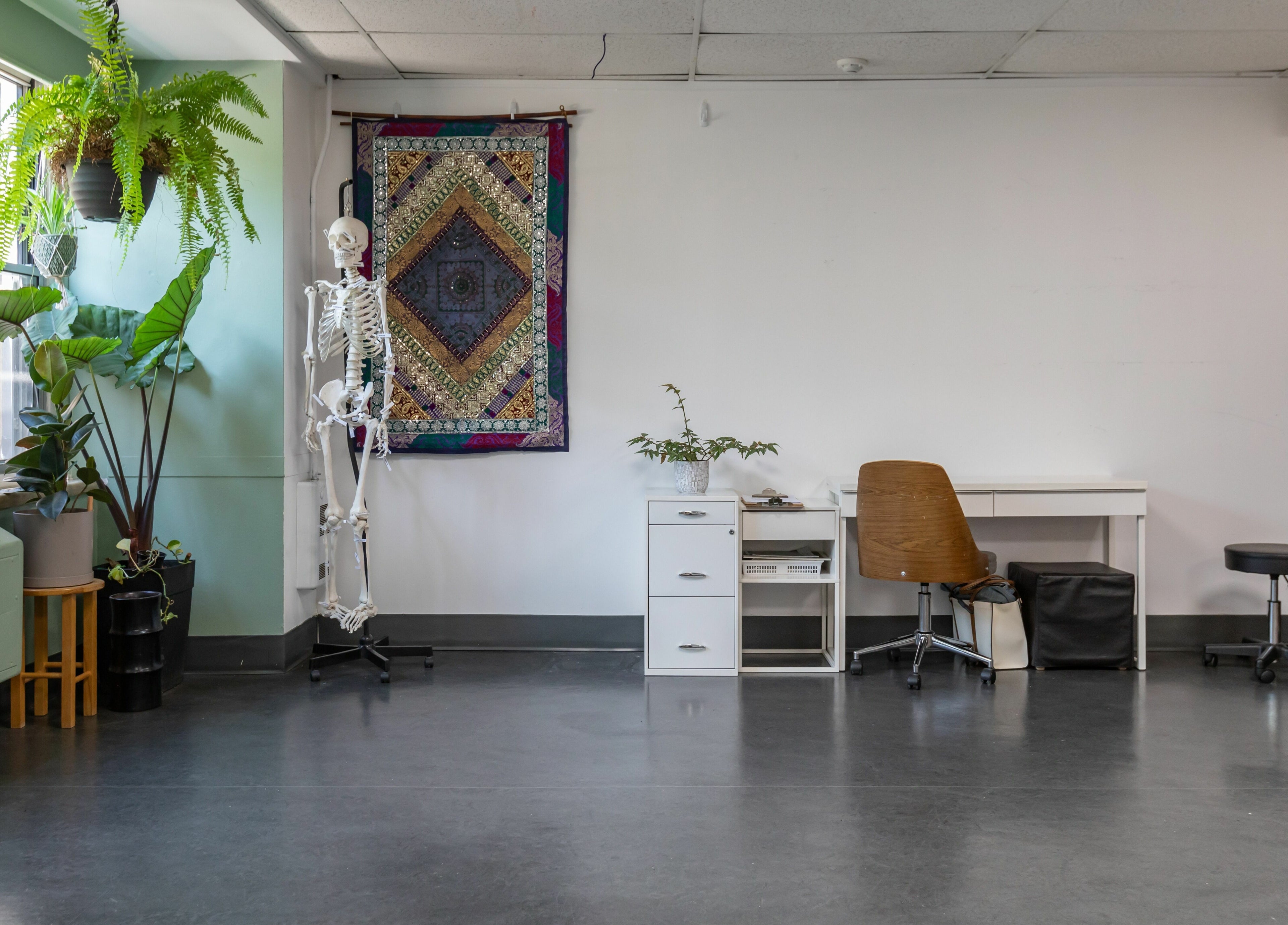 Intérieur lumineux et apaisant de Setsuko | NDG, Montréal, Québec, CA, avec plantes et décor artistique.