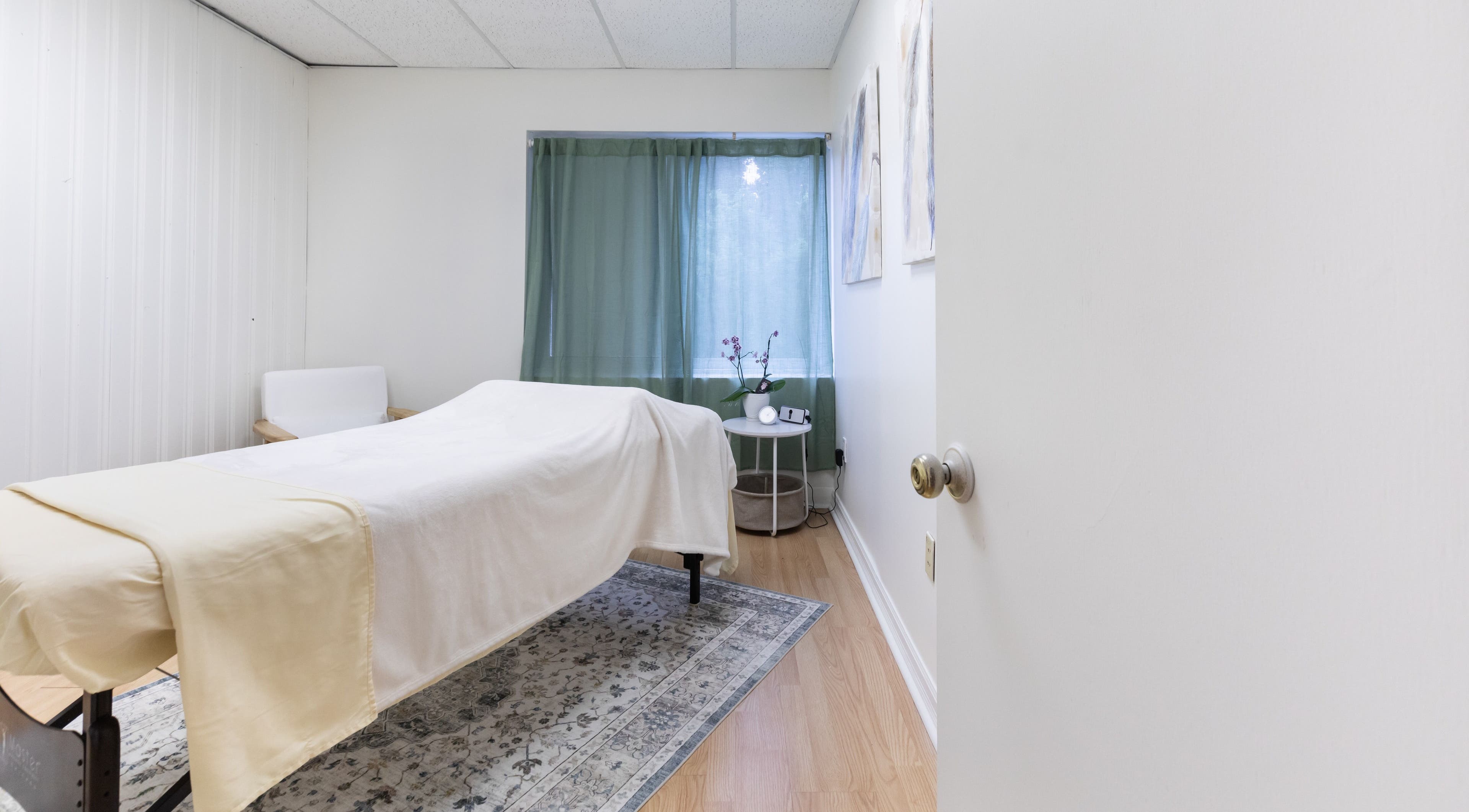 Salle de massage paisible à Setsuko - Centre de Massotherapie, Dorval, Quebec, CA, avec lit et décoration apaisante.