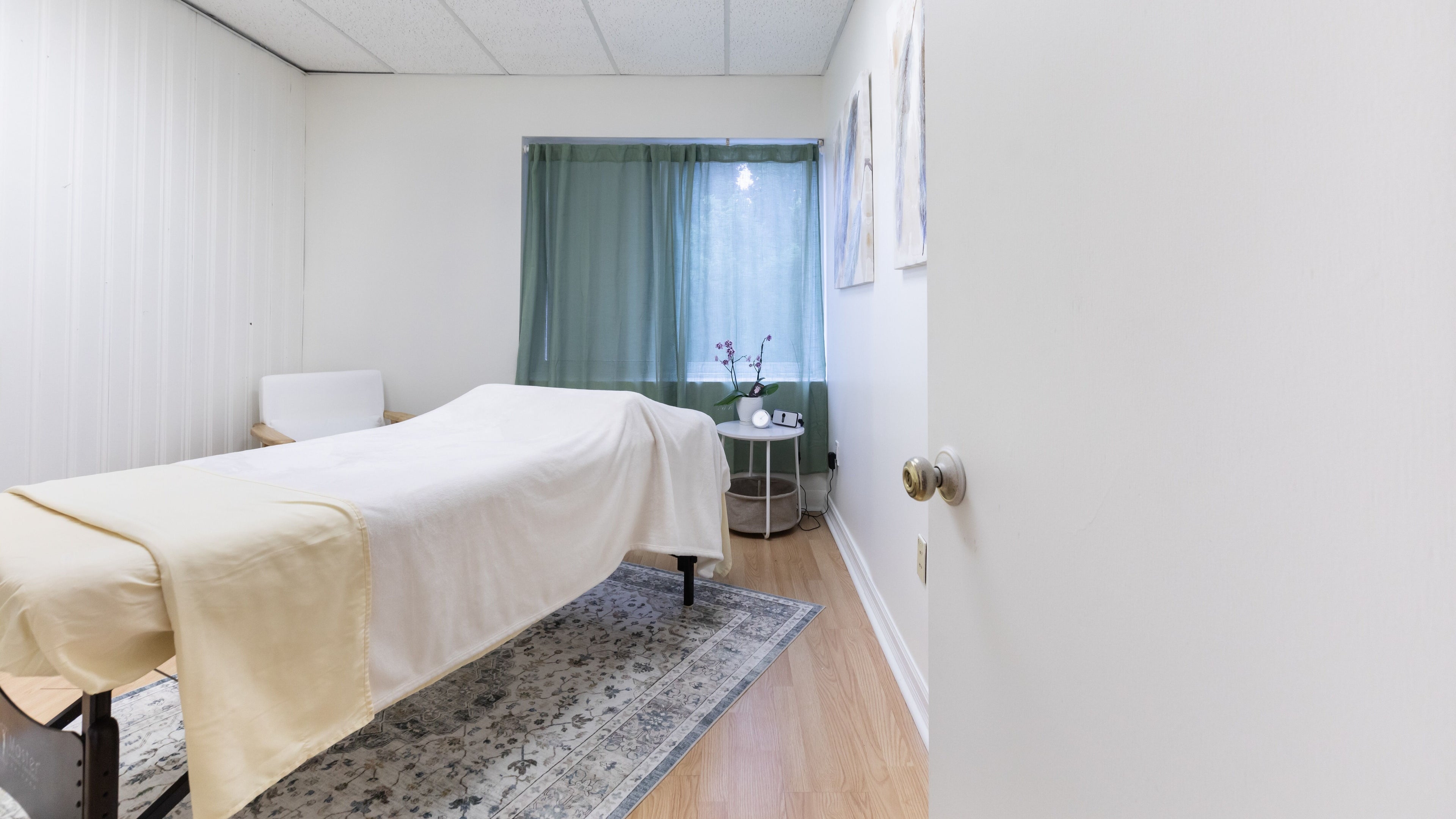 Salle de massage paisible à Setsuko - Centre de Massotherapie, Dorval, Quebec, CA, avec lit et décoration apaisante.