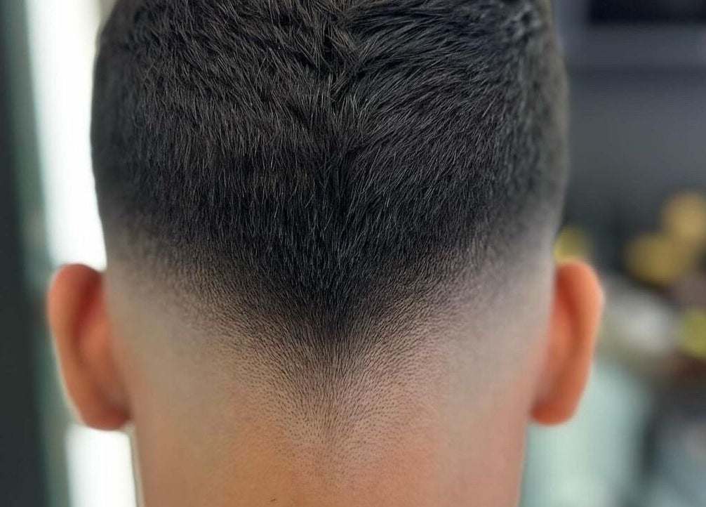 Stilig hårklipp med fade på NAJIBBR i Stavanger, Rogaland, NO. Perfekt utførelse for moderne stil.