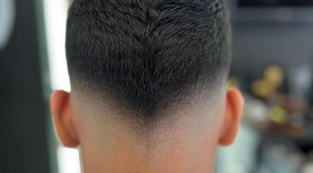 Stilig hårklipp med fade på NAJIBBR i Stavanger, Rogaland, NO. Perfekt utførelse for moderne stil.