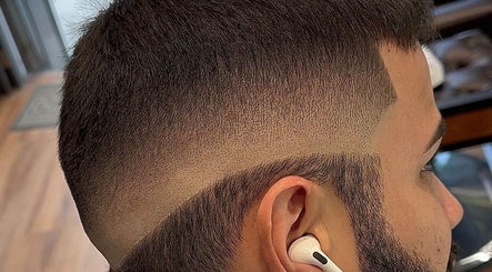 Stilfull herrklipp med fade hos NAJIBBR, Stavanger, Rogaland, NO.