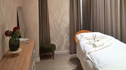 Sala de tratamento no Consultório Iris Imperial Santana em Lisboa, Lisboa, PT, com mesa e decoração elegante.