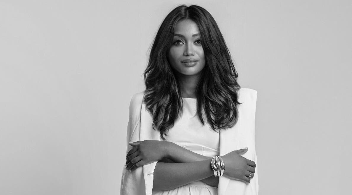 Retrato elegante na Consultório Iris Imperial Santana, Lisboa, PT, destacando sofisticação e beleza.