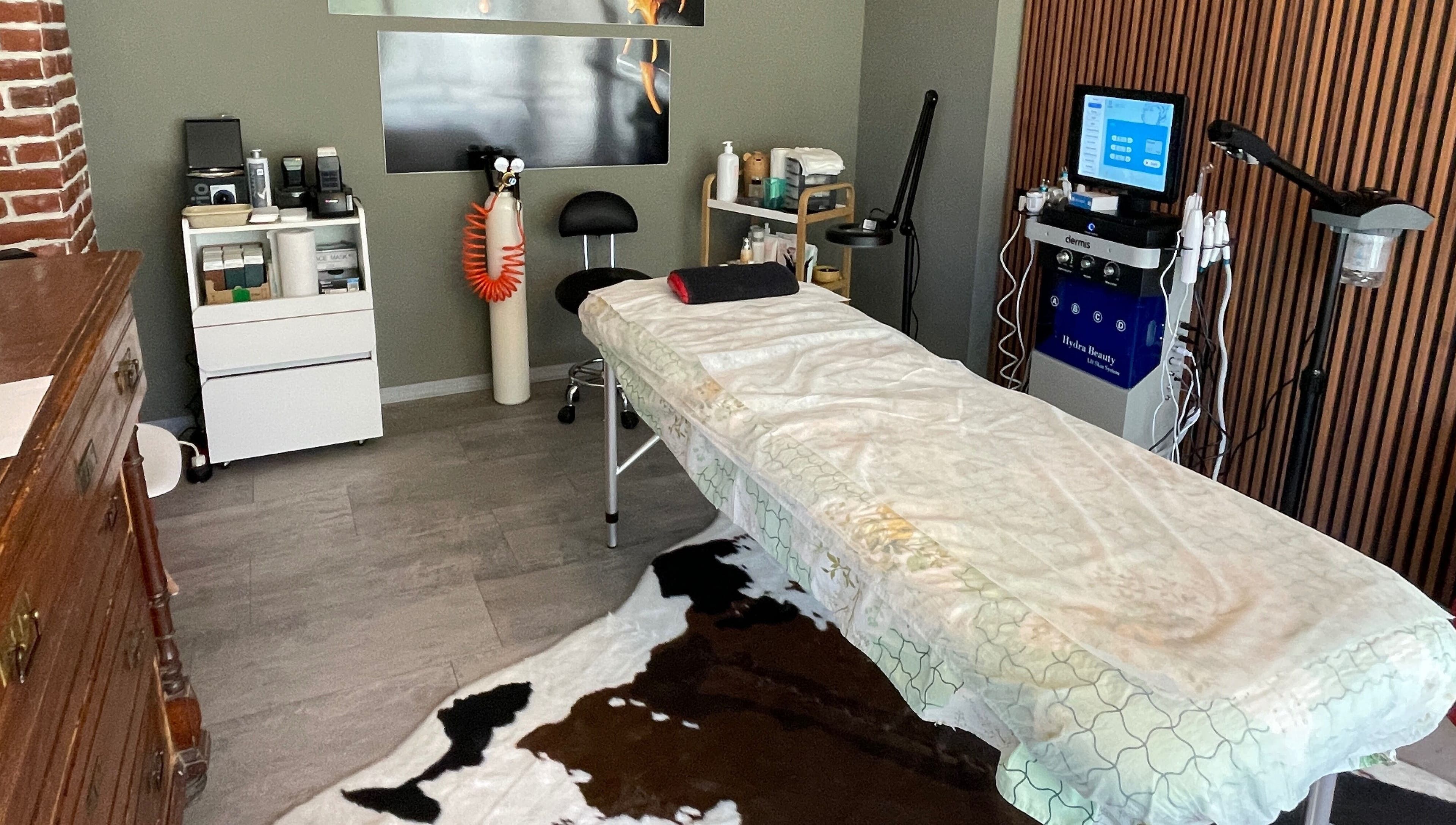 Интериор на Vision Beauty House, Шумен, Област Шумен, BG с масажна маса и модерно оборудване.