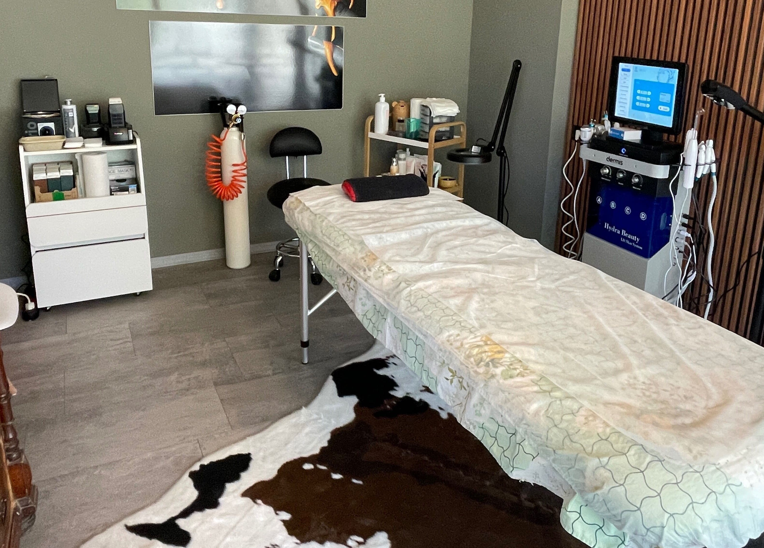 Интериор на Vision Beauty House, Шумен, Област Шумен, BG с масажна маса и модерно оборудване.