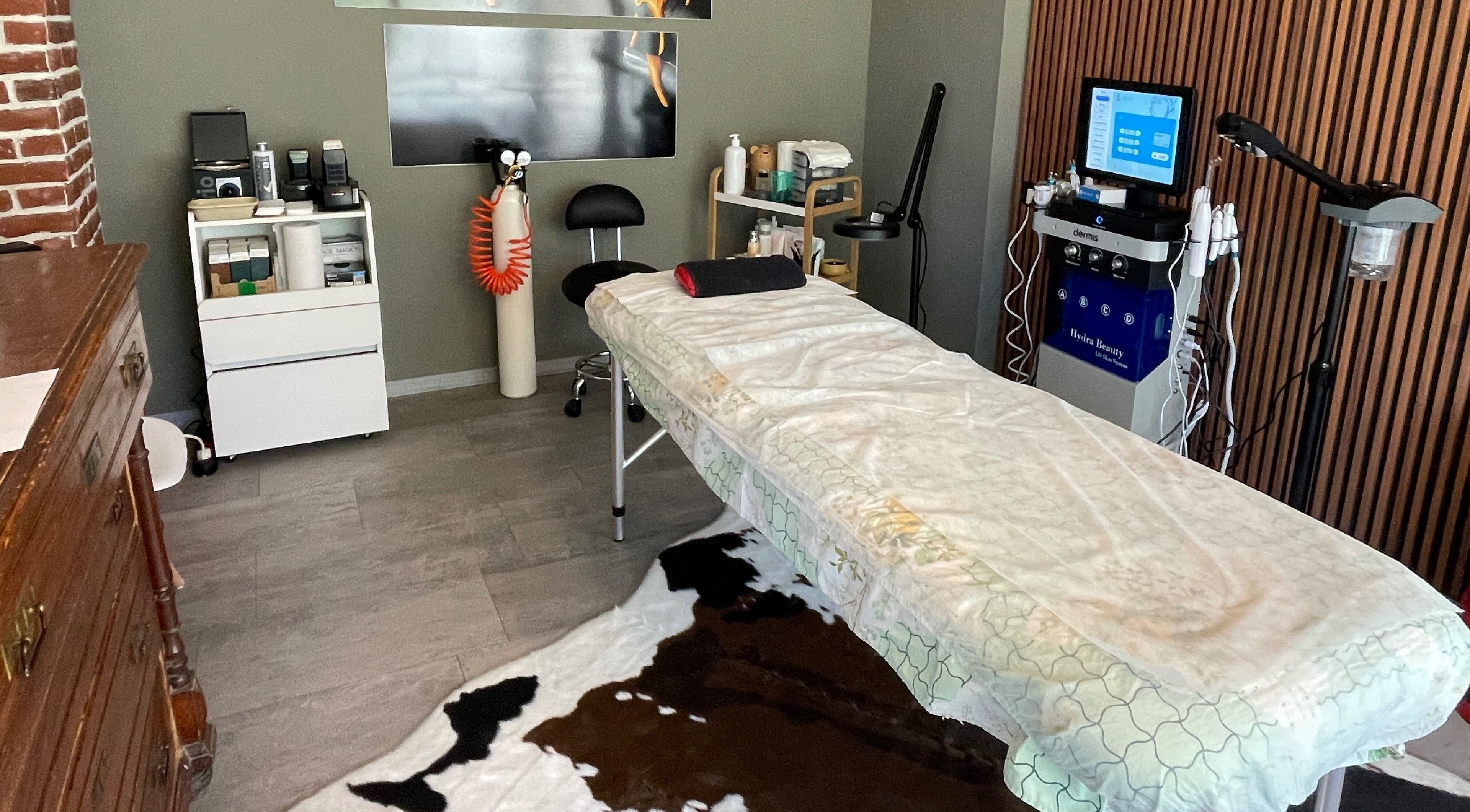 Интериор на Vision Beauty House, Шумен, Област Шумен, BG с масажна маса и модерно оборудване.