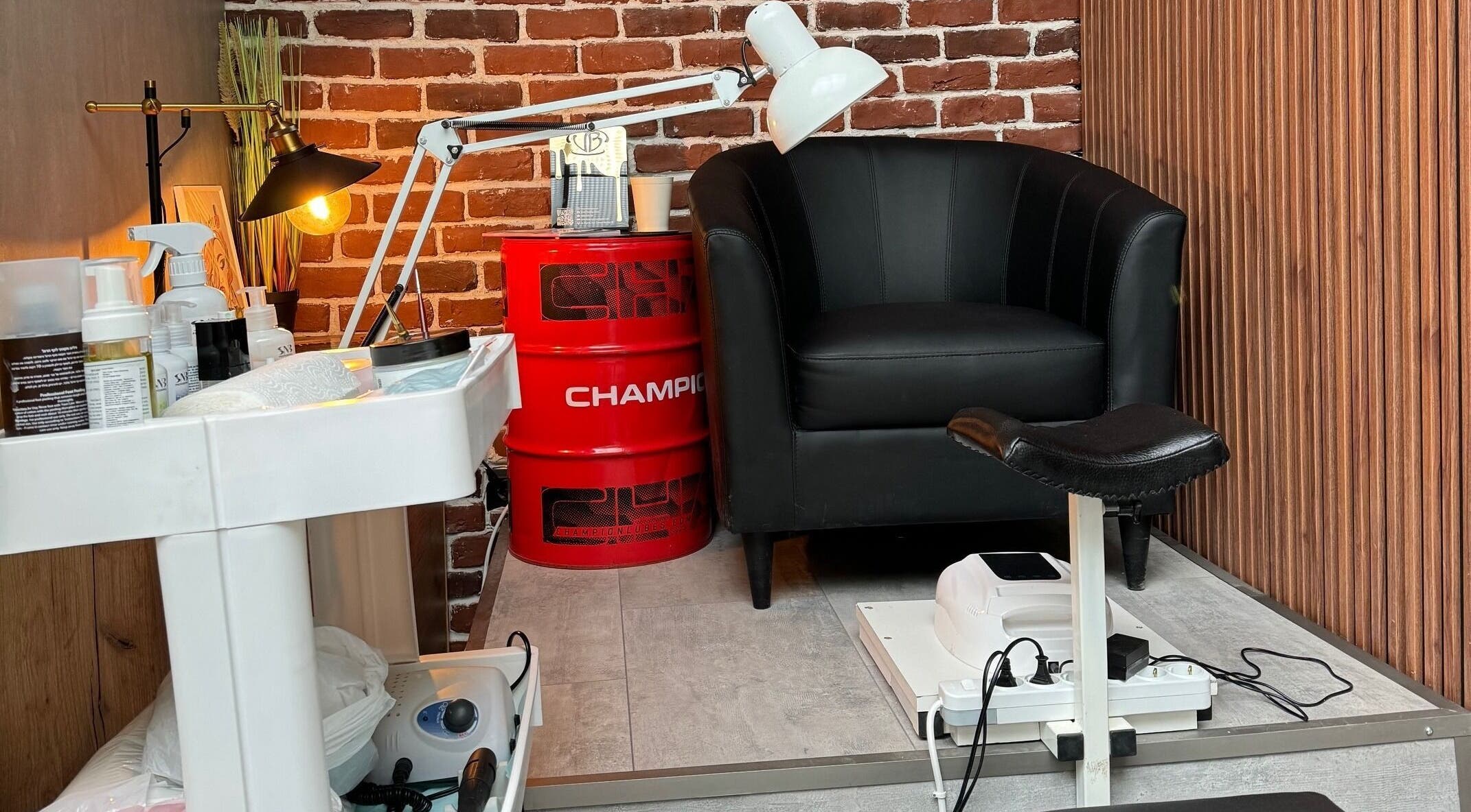 Уютно кътче за маникюр в Vision Beauty House, Шумен, Област Шумен, BG с удобен стол и модерно осветление.