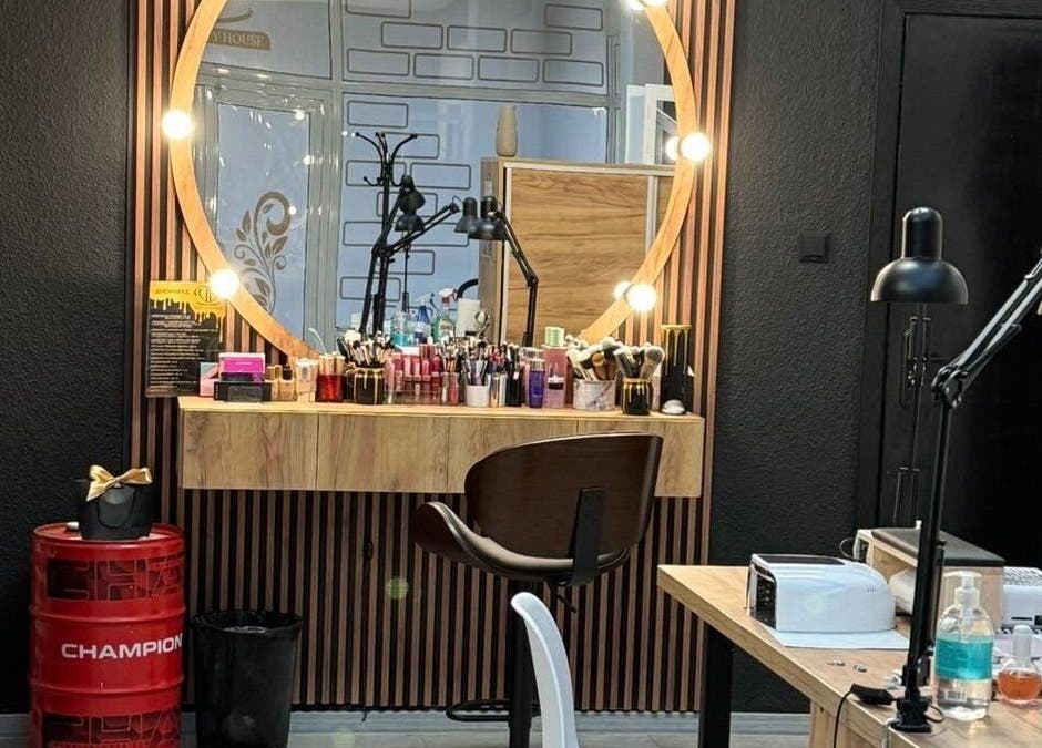 Гримьорско място във Vision Beauty House, Шумен, Област Шумен, BG с осветено огледало и козметика.