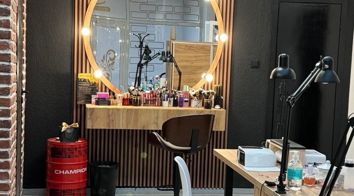 Гримьорско място във Vision Beauty House, Шумен, Област Шумен, BG с осветено огледало и козметика.