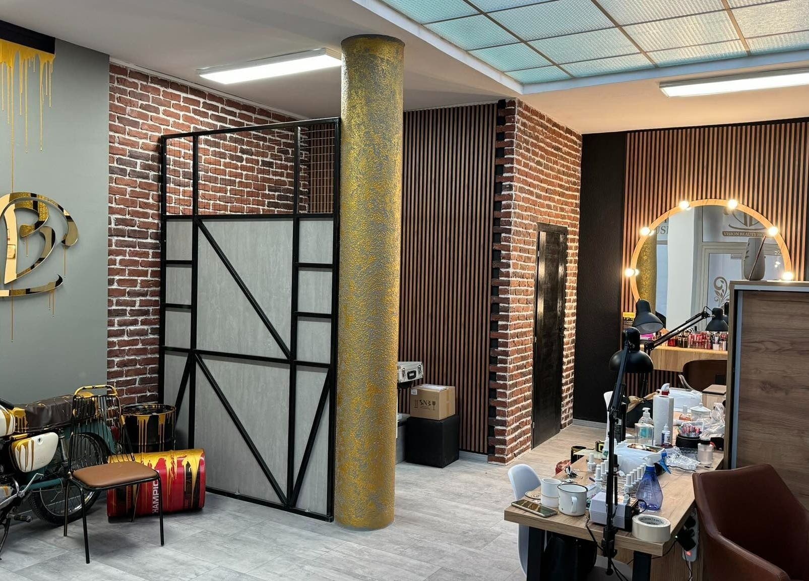 Интериор на Vision Beauty House, Шумен, Област Шумен, BG с индустриален декор и уютна атмосфера.