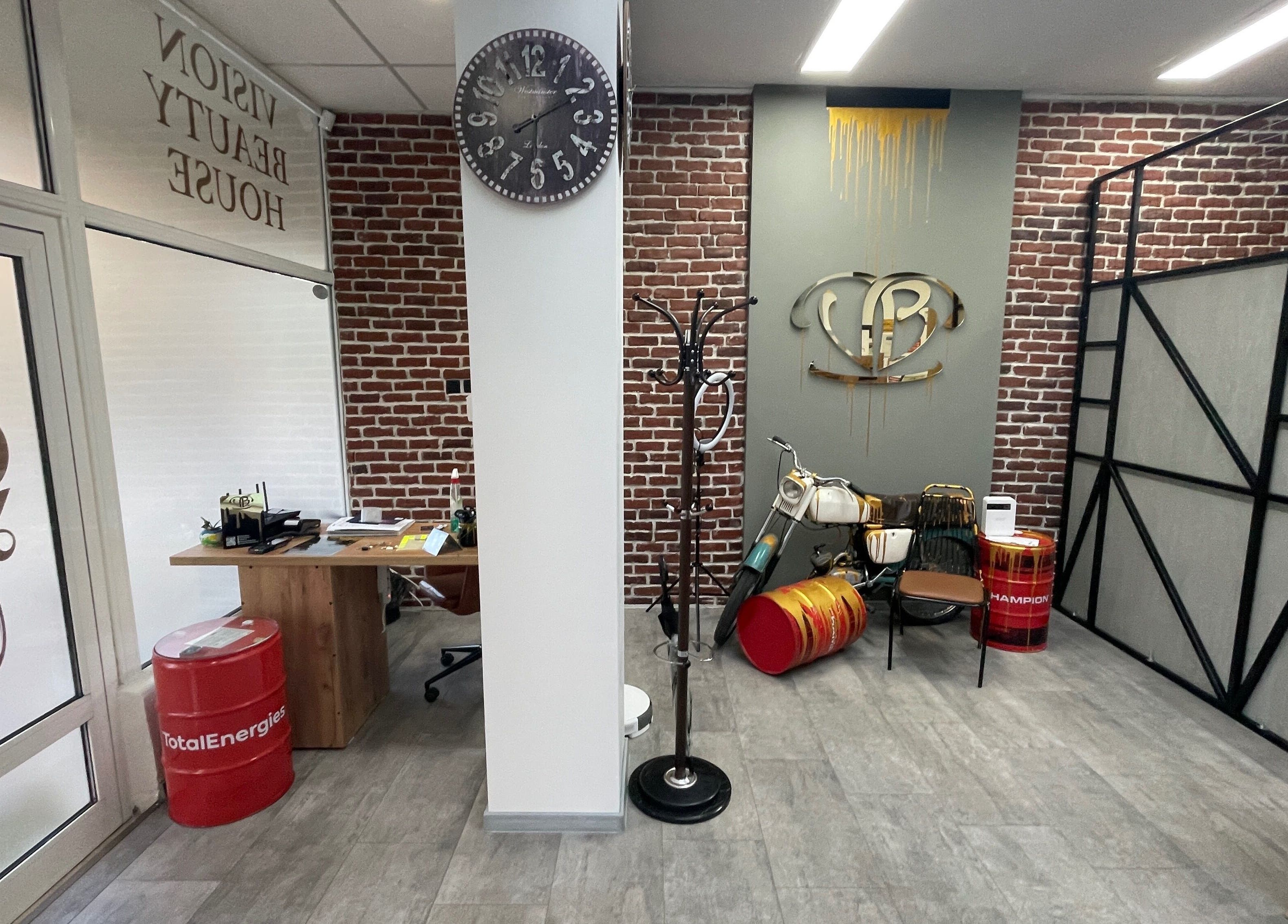 Интериор на Vision Beauty House в Шумен, Област Шумен, BG с модерни и винтидж елементи.