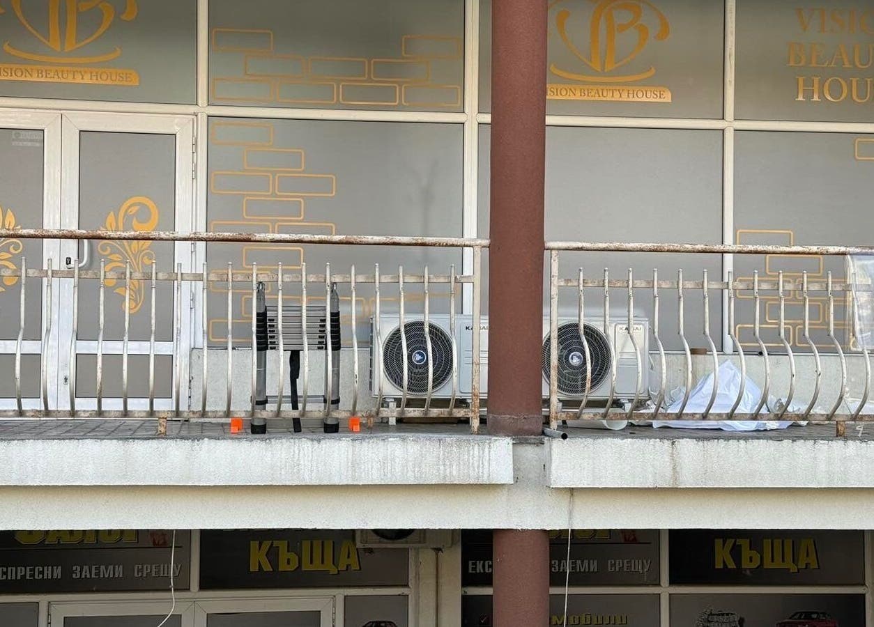 Вход на Vision Beauty House, Шумен, Област Шумен с елегантен балкон и климатични системи отпред.