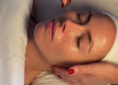 Relaxing facial treatment at Noney Skin, Glasgow, Scotland, GB for rejuvenated skin.