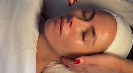 Relaxing facial treatment at Noney Skin, Glasgow, Scotland, GB for rejuvenated skin.