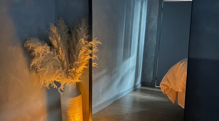 Tranquil corner with vase and ambient light at Noney Skin, Glasgow, Scotland, GB.