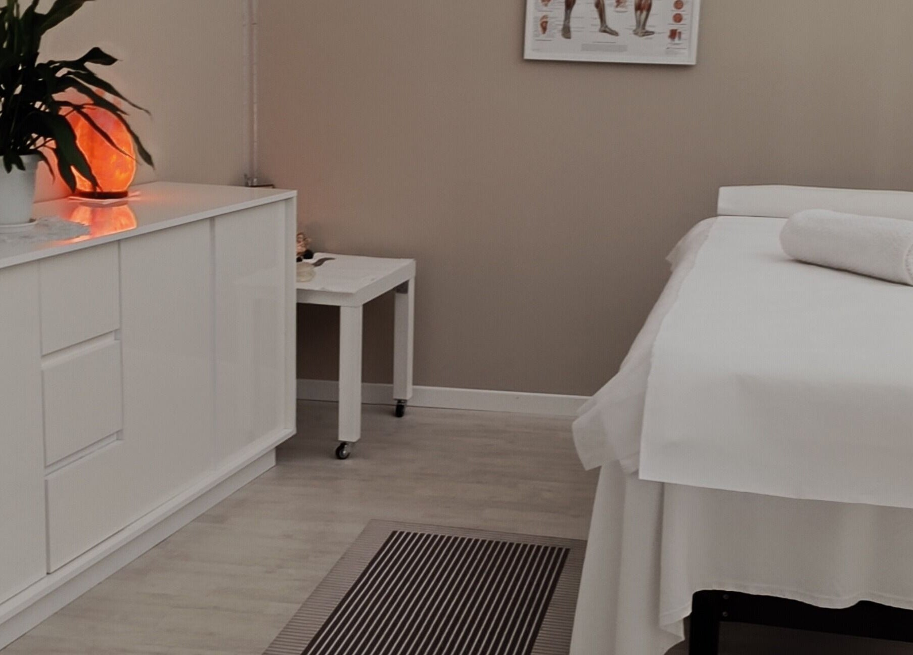 Phoenix Studio a Padova, Veneto, IT: sala trattamenti con letto e illuminazione accogliente.