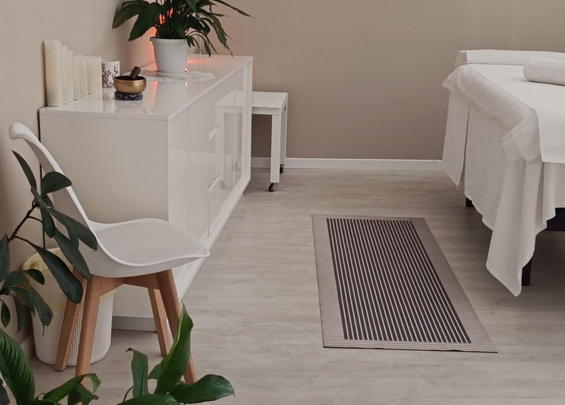 Sala benessere di Phoenix Studio con tavolo da massaggio a Padova, Veneto, IT.