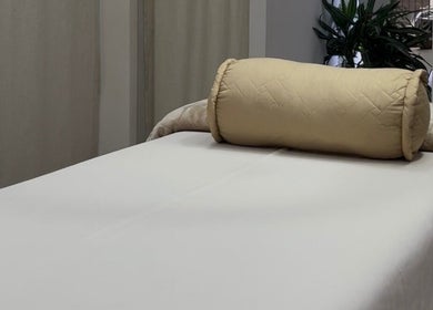 Mesa de masaje en Athenea Salón, Ciudad De Guatemala, Guatemala, GT, con almohada beige y ambiente acogedor.