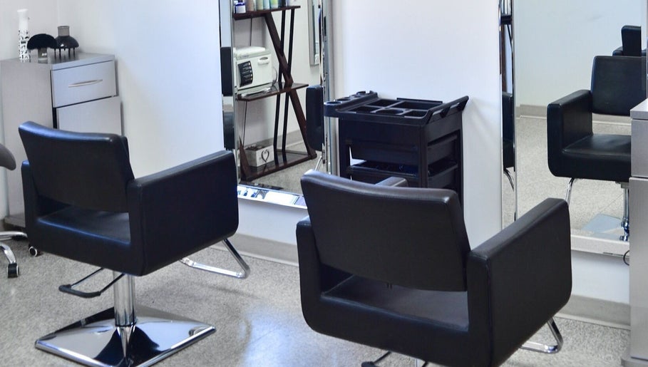 Kazen Hair Salon James Bay зображення 1