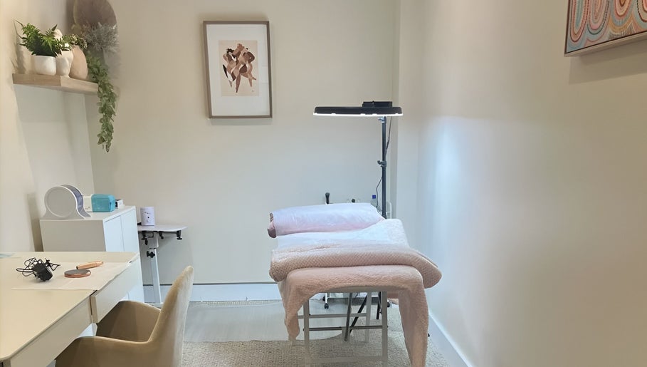 Cozy beauty treatment room at Si Beauty Sydney, Balgowlah, New South Wales, AU with soft pink decor.