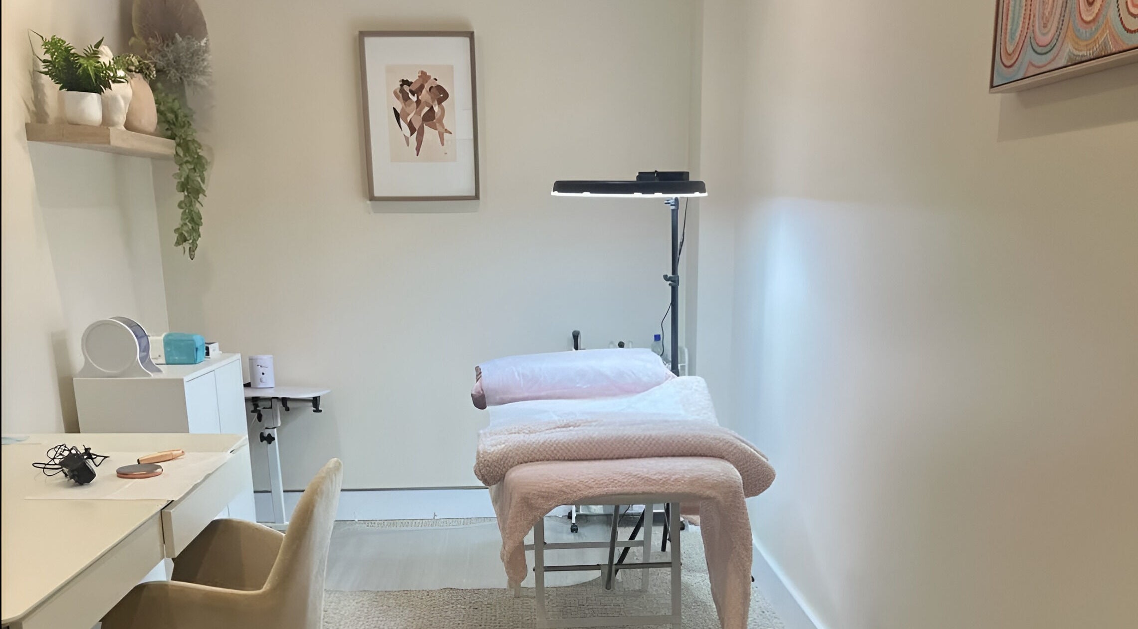 Cozy beauty treatment room at Si Beauty Sydney, Balgowlah, New South Wales, AU with soft pink decor.