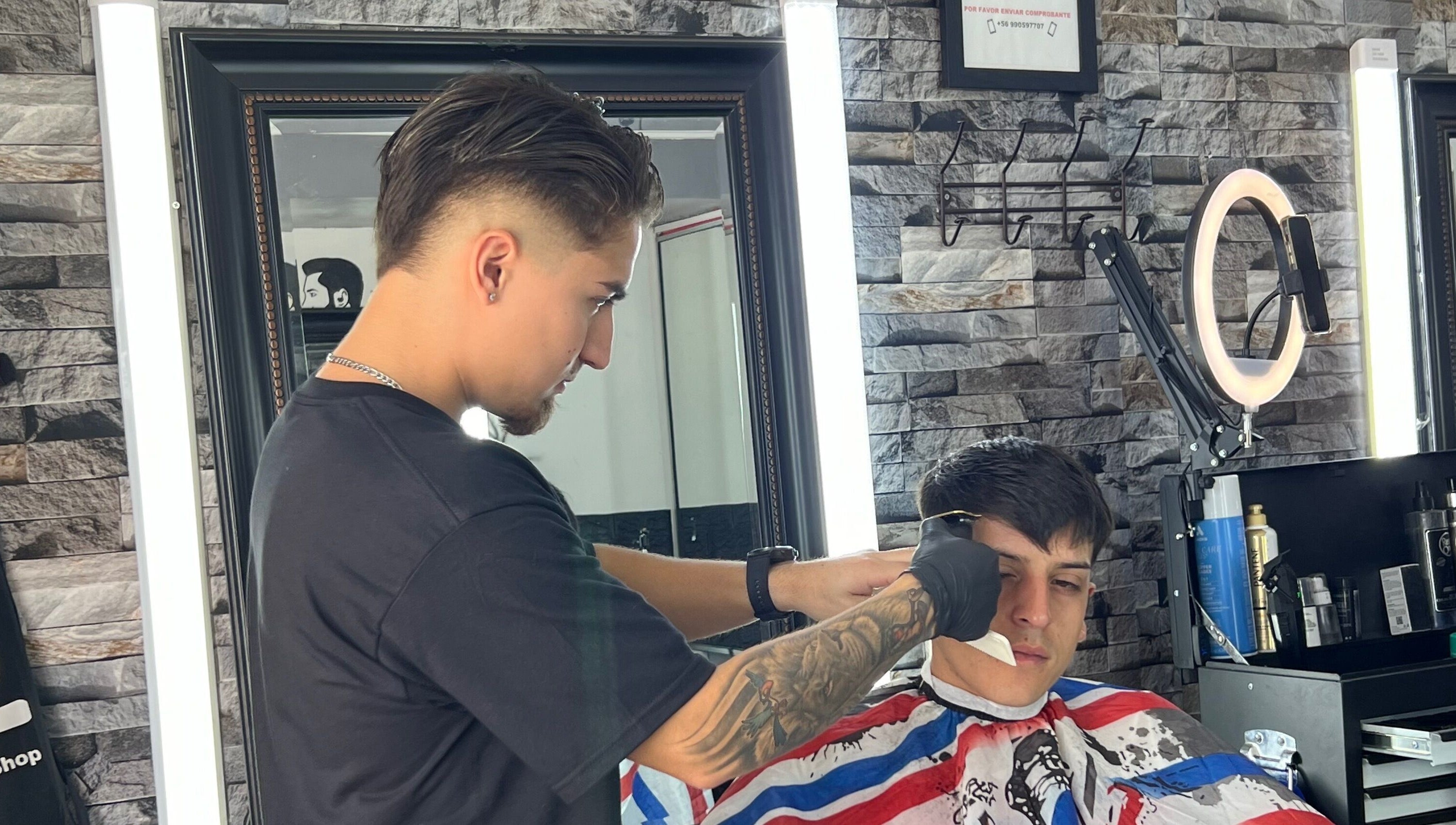 Barbero profesional en Leo Barbershop, Talca, Maule, CL, realizando un corte preciso.