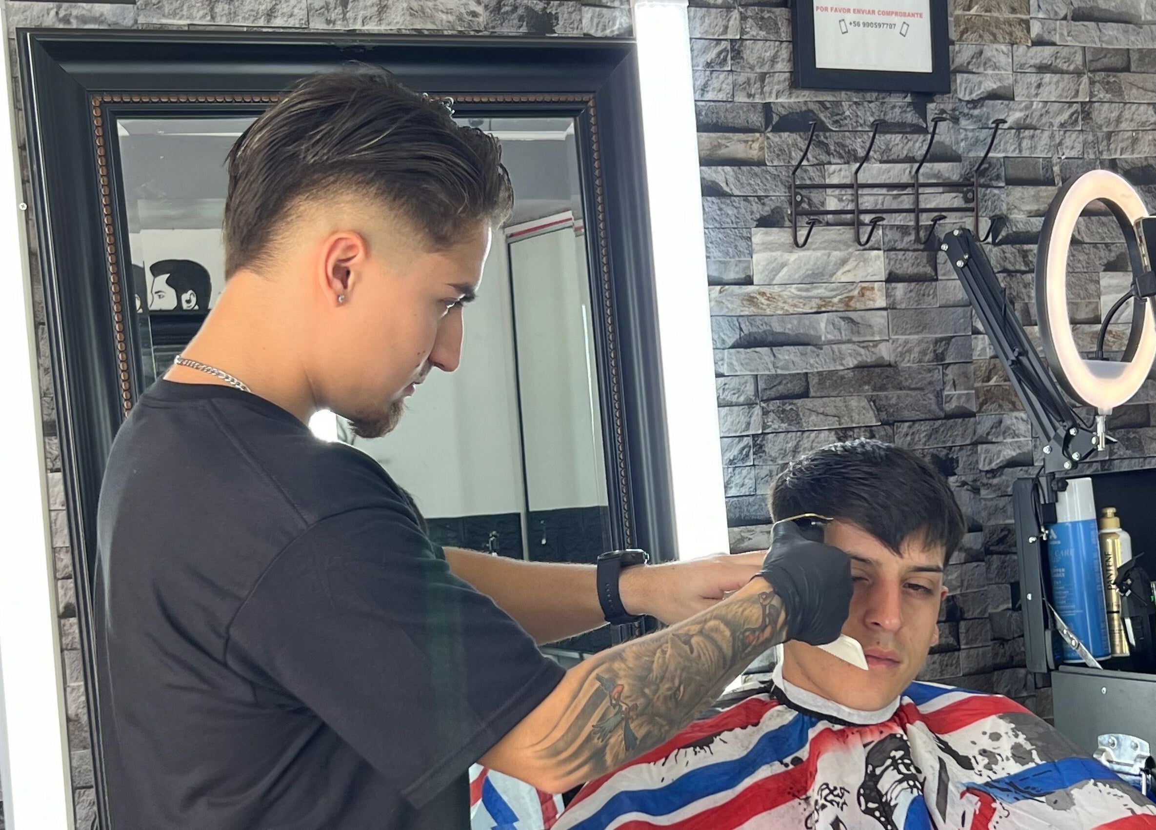 Barbero profesional en Leo Barbershop, Talca, Maule, CL, realizando un corte preciso.
