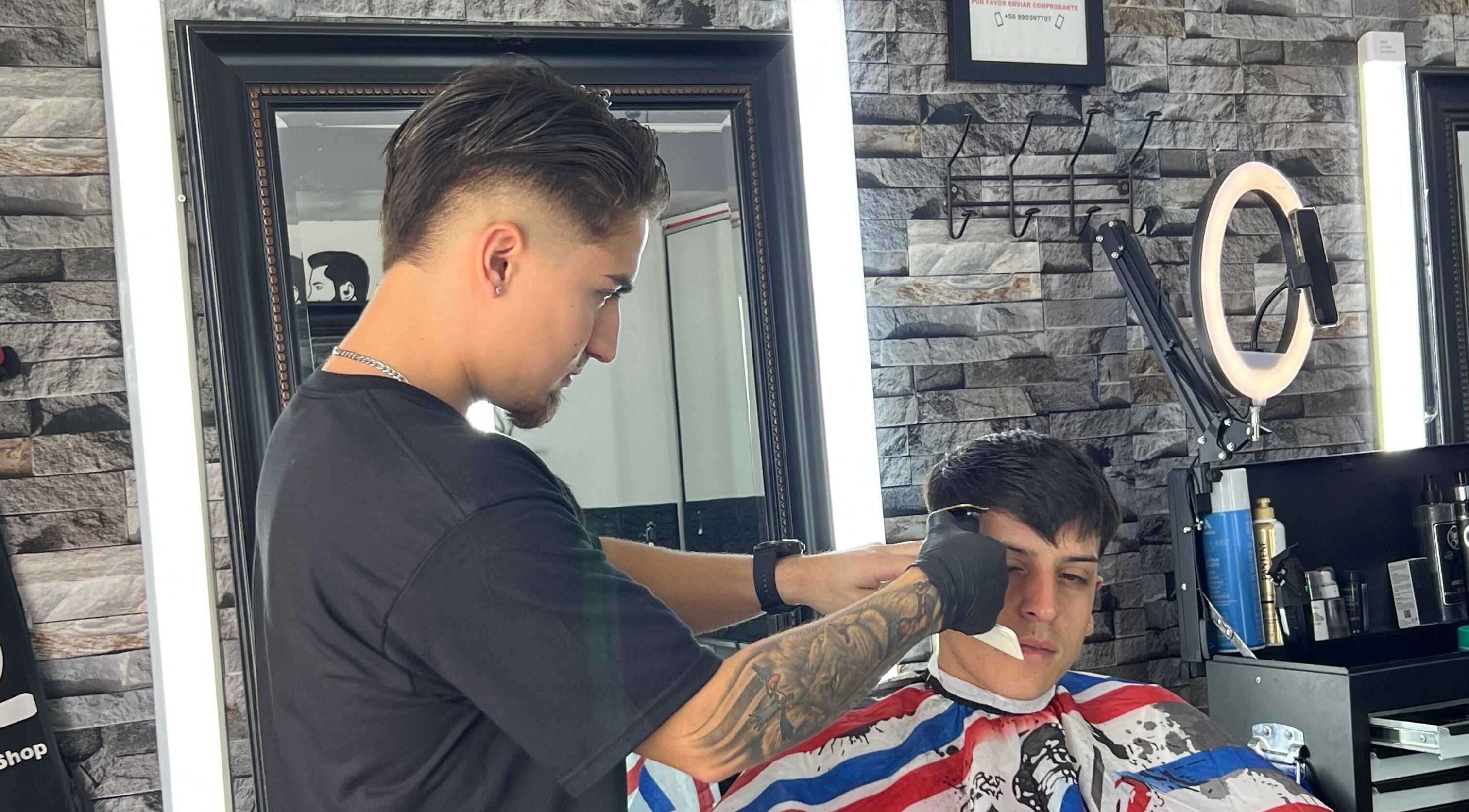Barbero profesional en Leo Barbershop, Talca, Maule, CL, realizando un corte preciso.