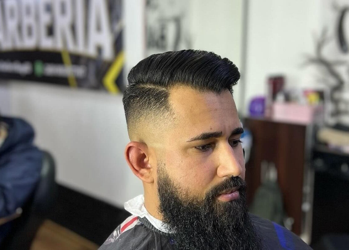 Cliente con corte moderno en Leo Barbershop, Talca, Maule, CL. Corte de pelo detallado.