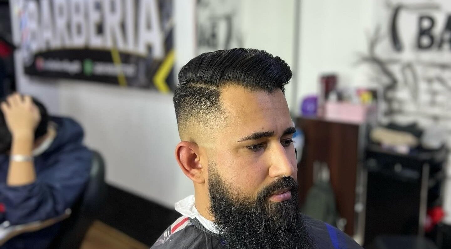 Cliente con corte moderno en Leo Barbershop, Talca, Maule, CL. Corte de pelo detallado.