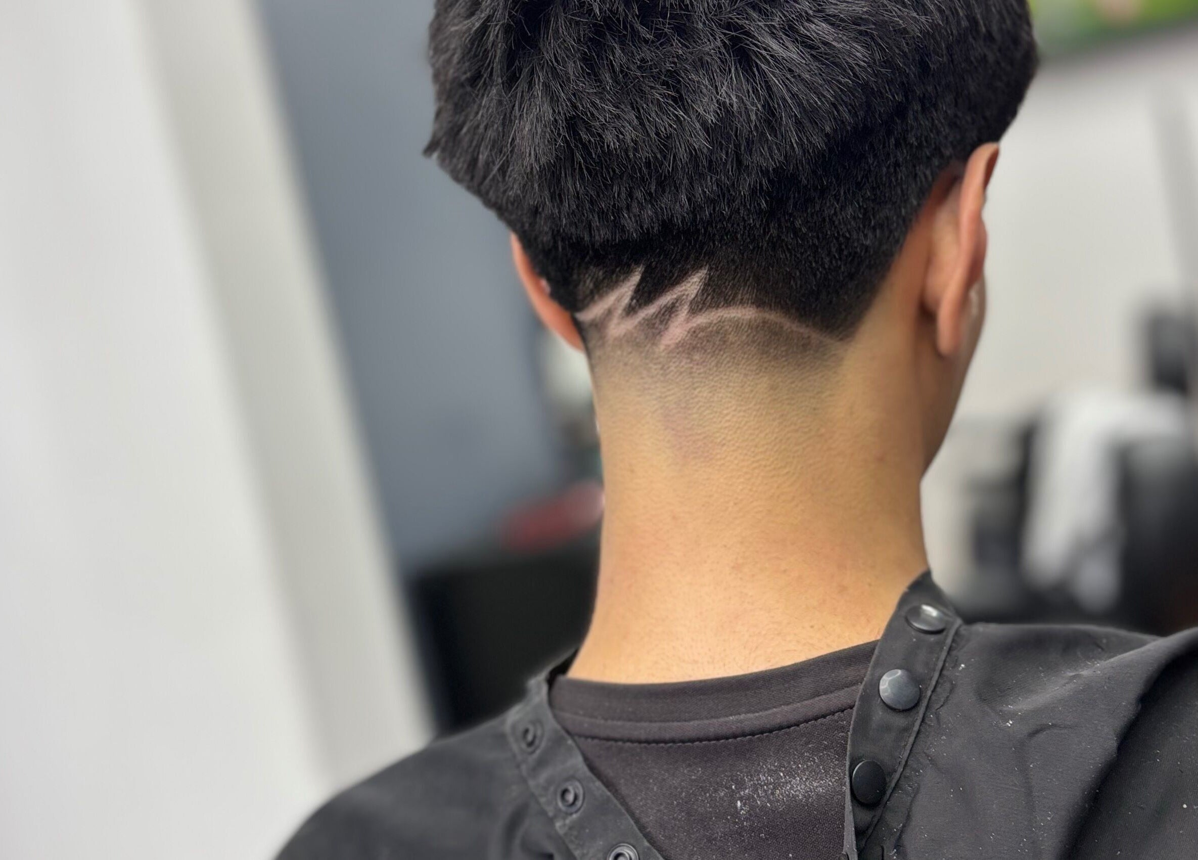 Corte moderno en Leo Barbershop, Talca, Maule, CL. Estilo fresco con diseño único en la nuca.