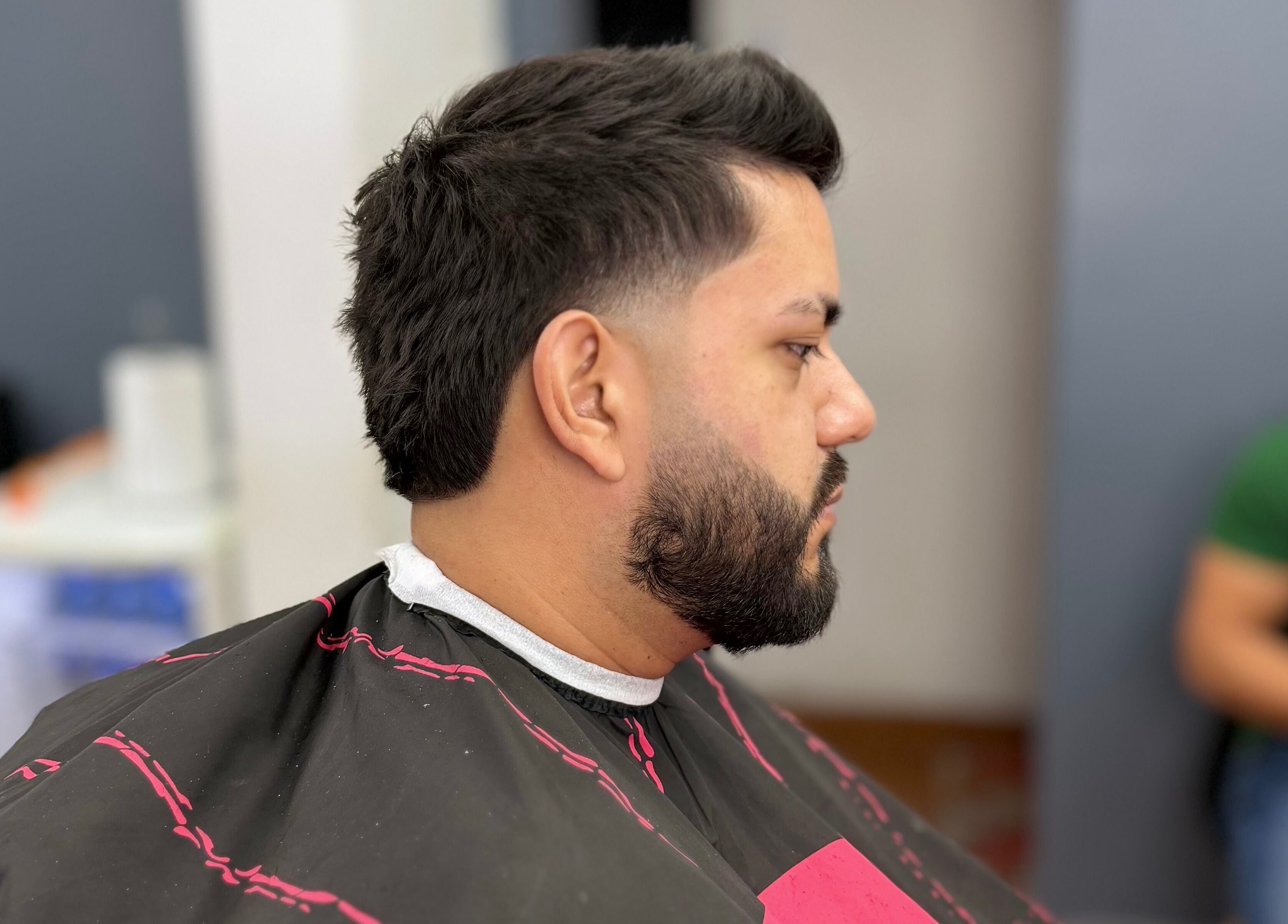 Corte de cabello moderno en Leo Barbershop, Talca, Maule, CL, destacando un servicio profesional.