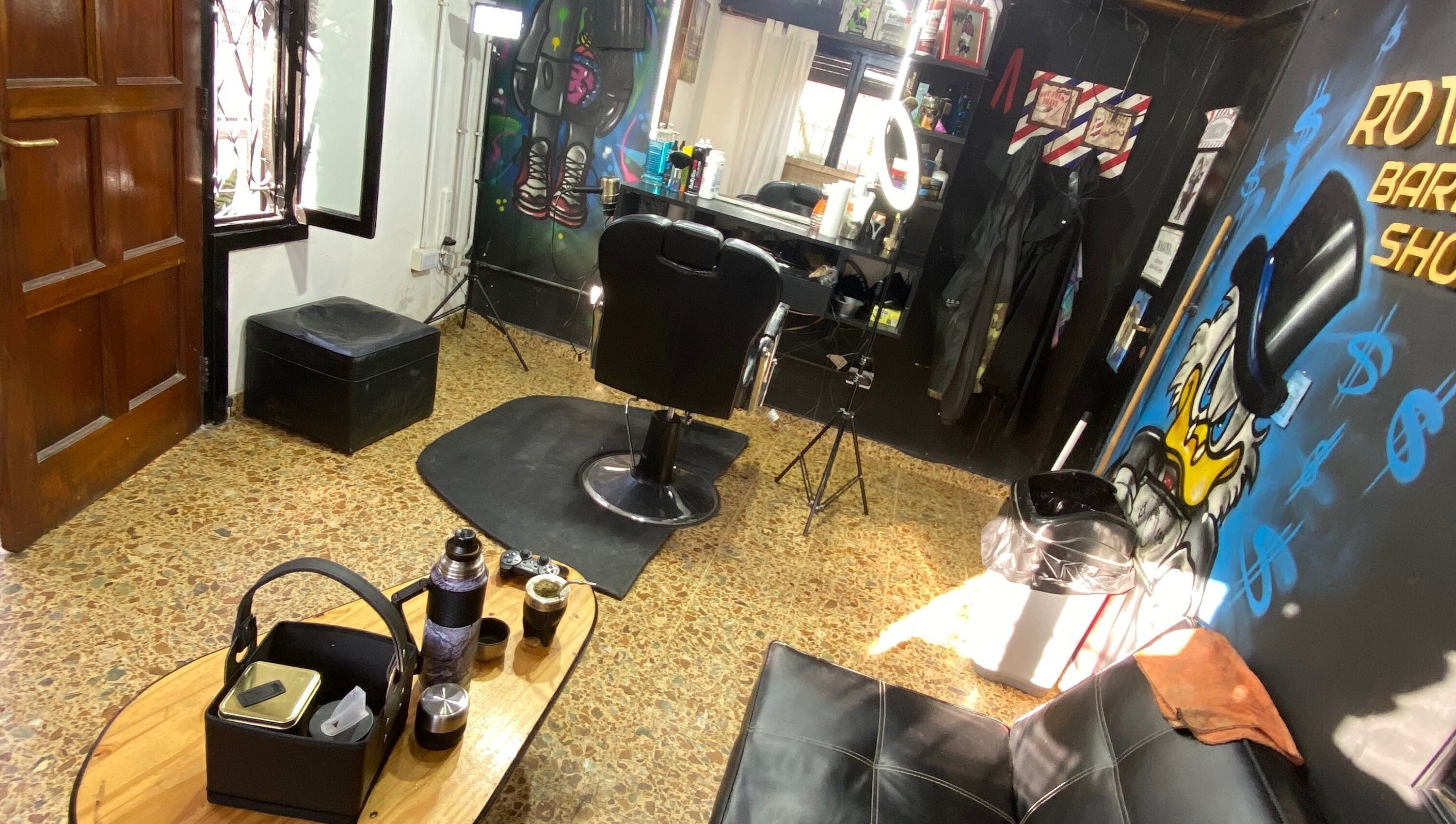 Interior del moderno salón Rottweilas en Villa José León Suárez, Provincia De Buenos Aires, AR, con decoraciones únicas.