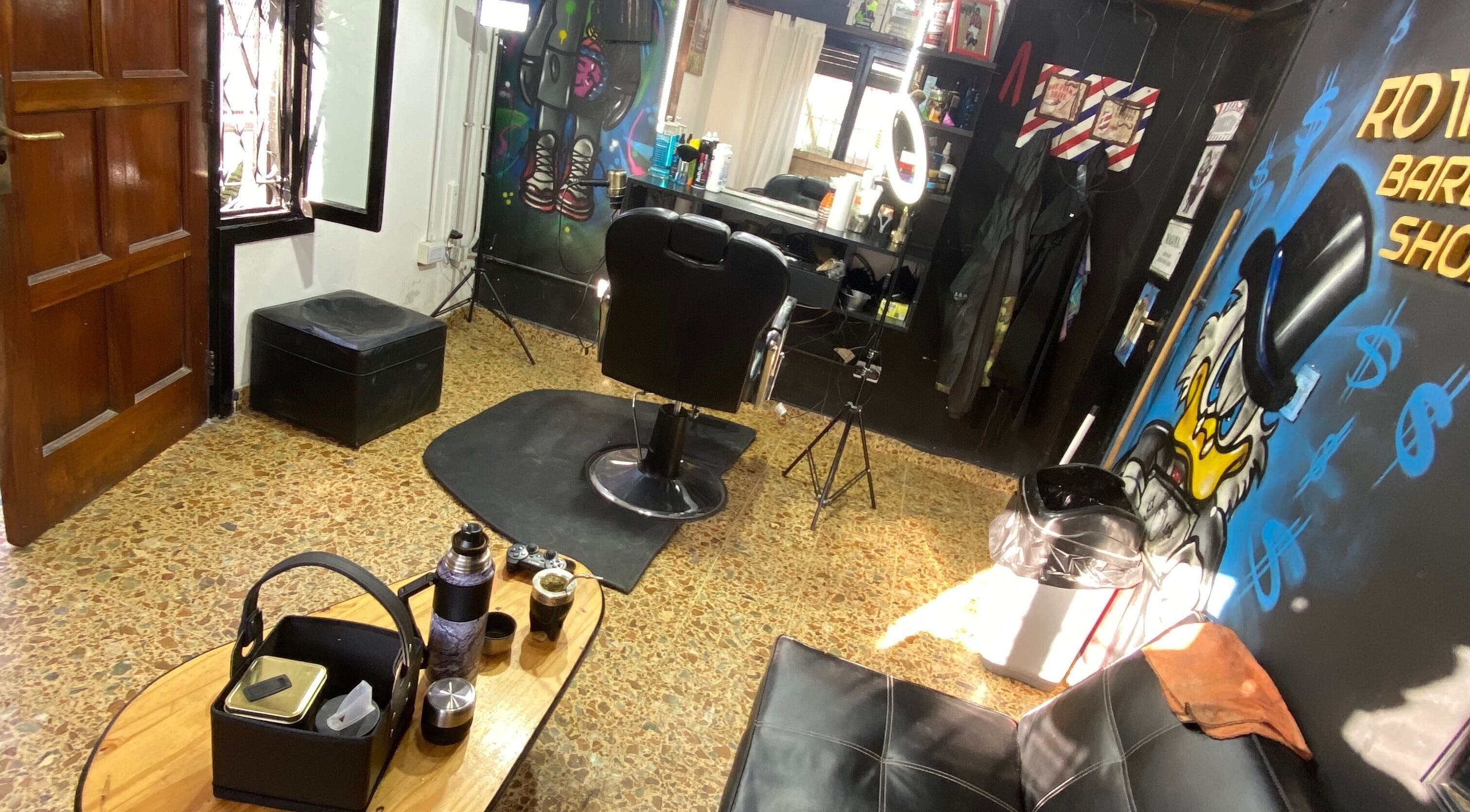 Interior del moderno salón Rottweilas en Villa José León Suárez, Provincia De Buenos Aires, AR, con decoraciones únicas.