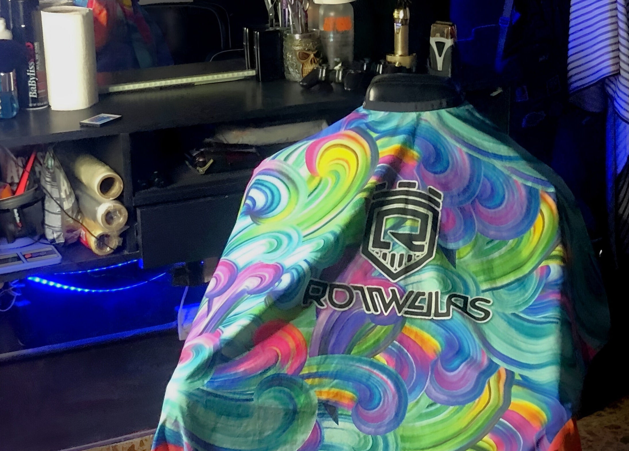 Sala de barbería vibrante en Rottweilas, Villa José León Suárez, Provincia De Buenos Aires, AR.