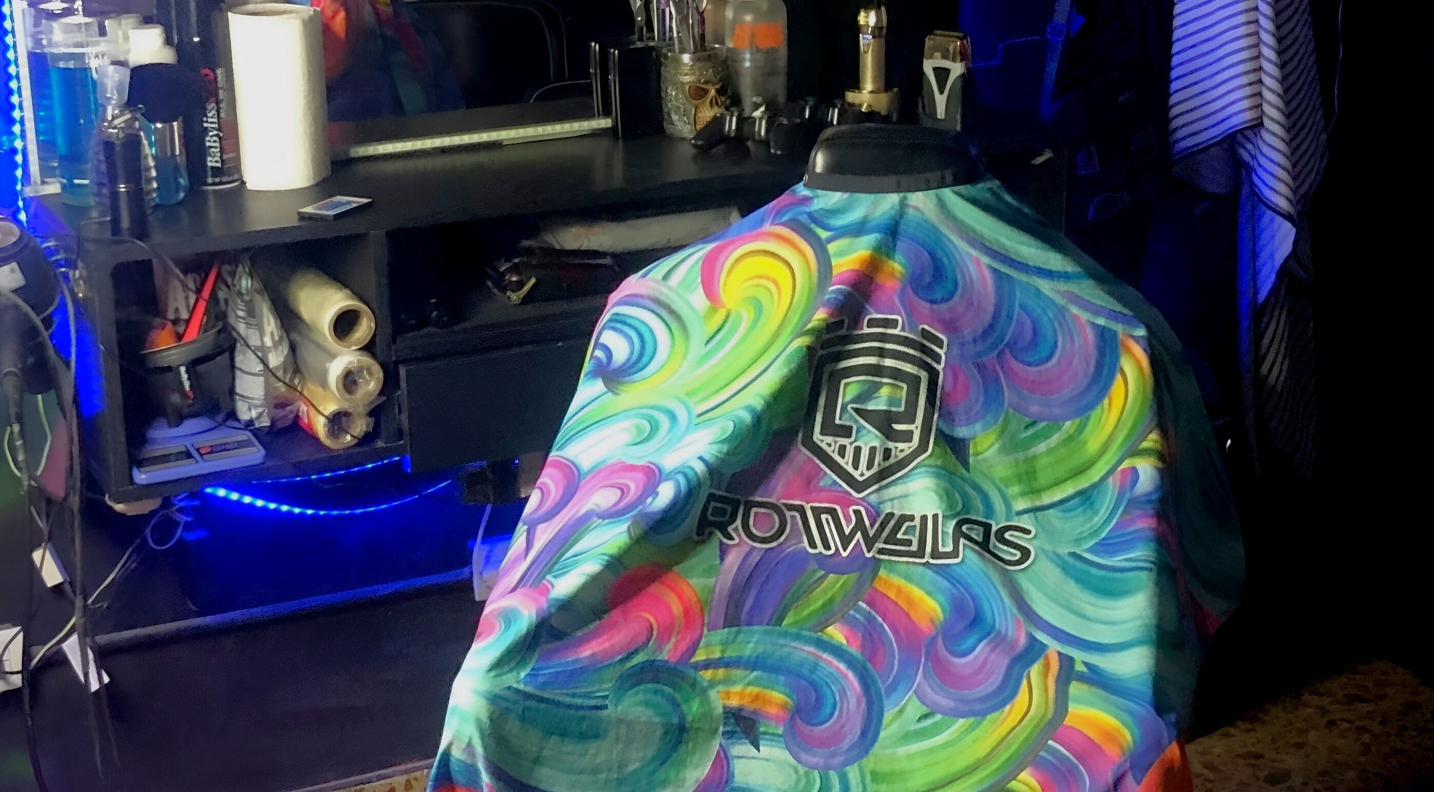 Sala de barbería vibrante en Rottweilas, Villa José León Suárez, Provincia De Buenos Aires, AR.