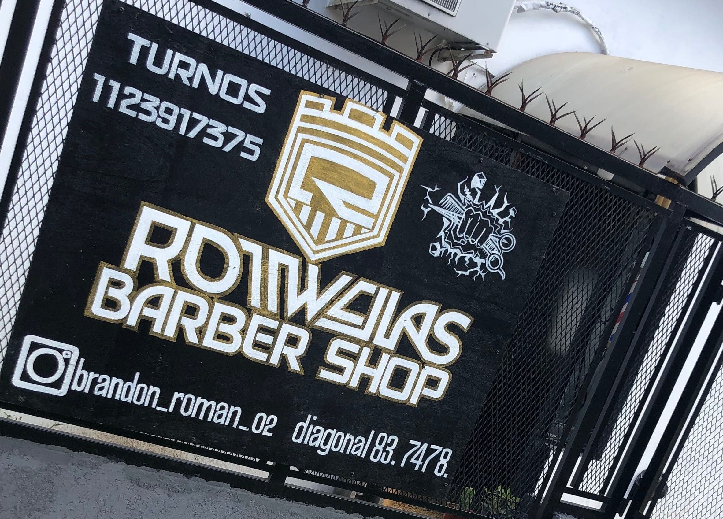 Cartel de Rottweilas Barber Shop en Villa José León Suárez, Provincia De Buenos Aires, AR.