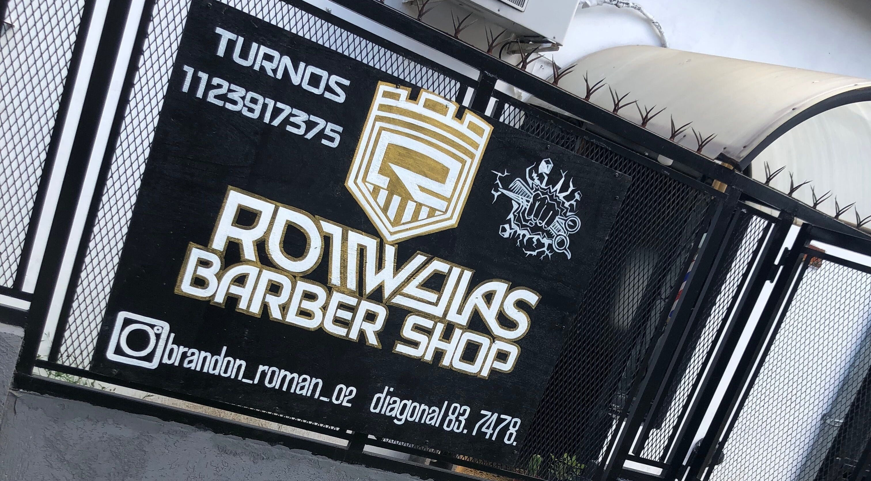 Cartel de Rottweilas Barber Shop en Villa José León Suárez, Provincia De Buenos Aires, AR.