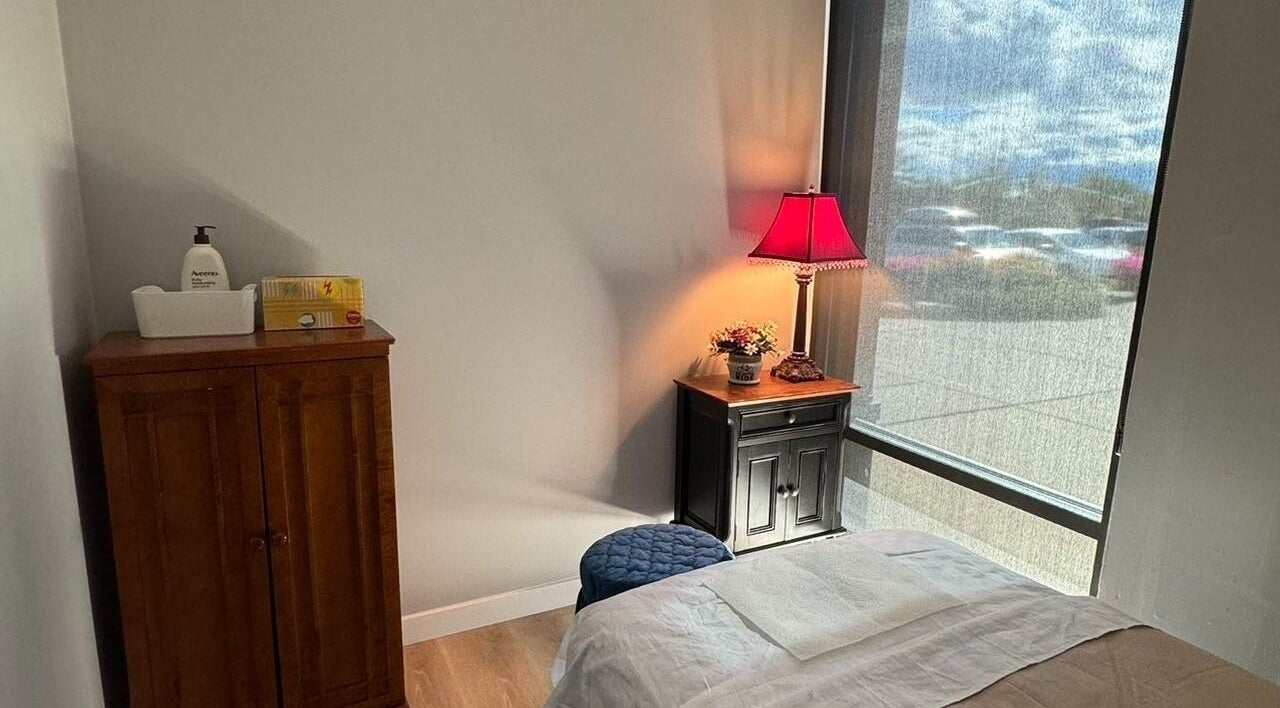 Cozy massage room at Ming Yuan Spa & Massage in Bellevue, Washington, US, with a comfy bed and soft lighting.