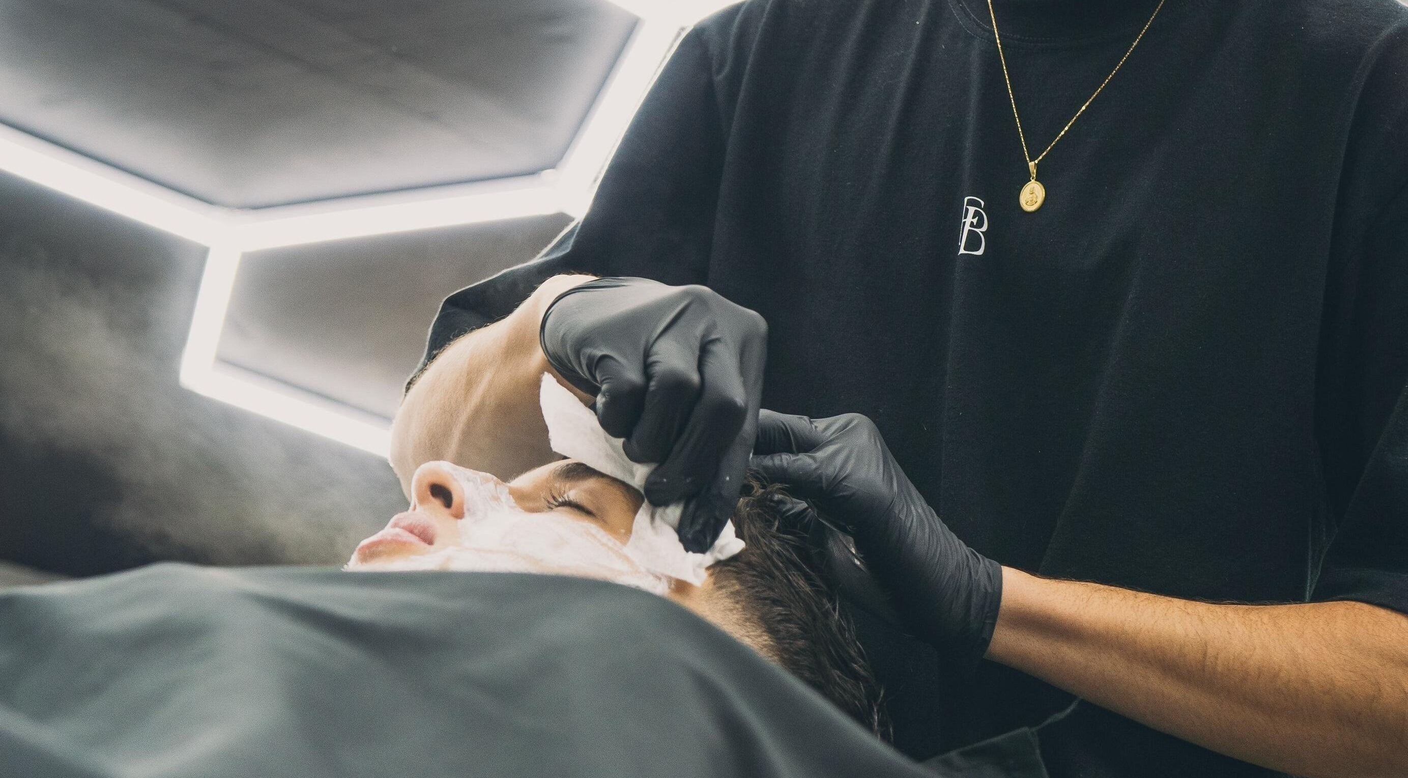 Corte de cabello profesional en Francos Barberia Marinilla, Marinilla, Antioquia, CO. Atención al detalle.