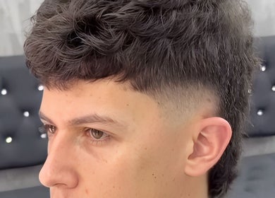 Corte masculino moderno en Francos Barberia Ceja, La Ceja, Antioquia, CO.