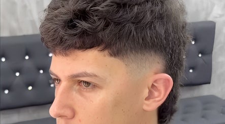 Corte masculino moderno en Francos Barberia Ceja, La Ceja, Antioquia, CO.