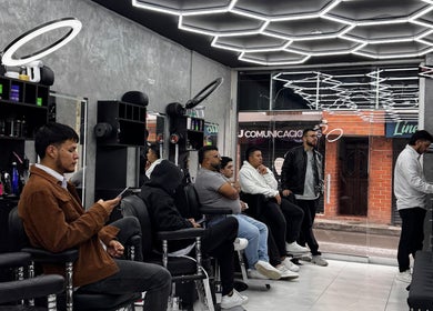 Interior moderno de Francos Barberia Ceja en La Ceja, Antioquia, CO con clientes esperando servicio.