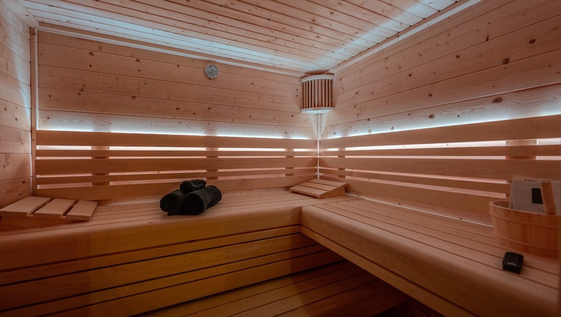 Houten sauna bij Miracle Spa in Echt, Limburg, NL, biedt een ontspannende wellnesservaring.