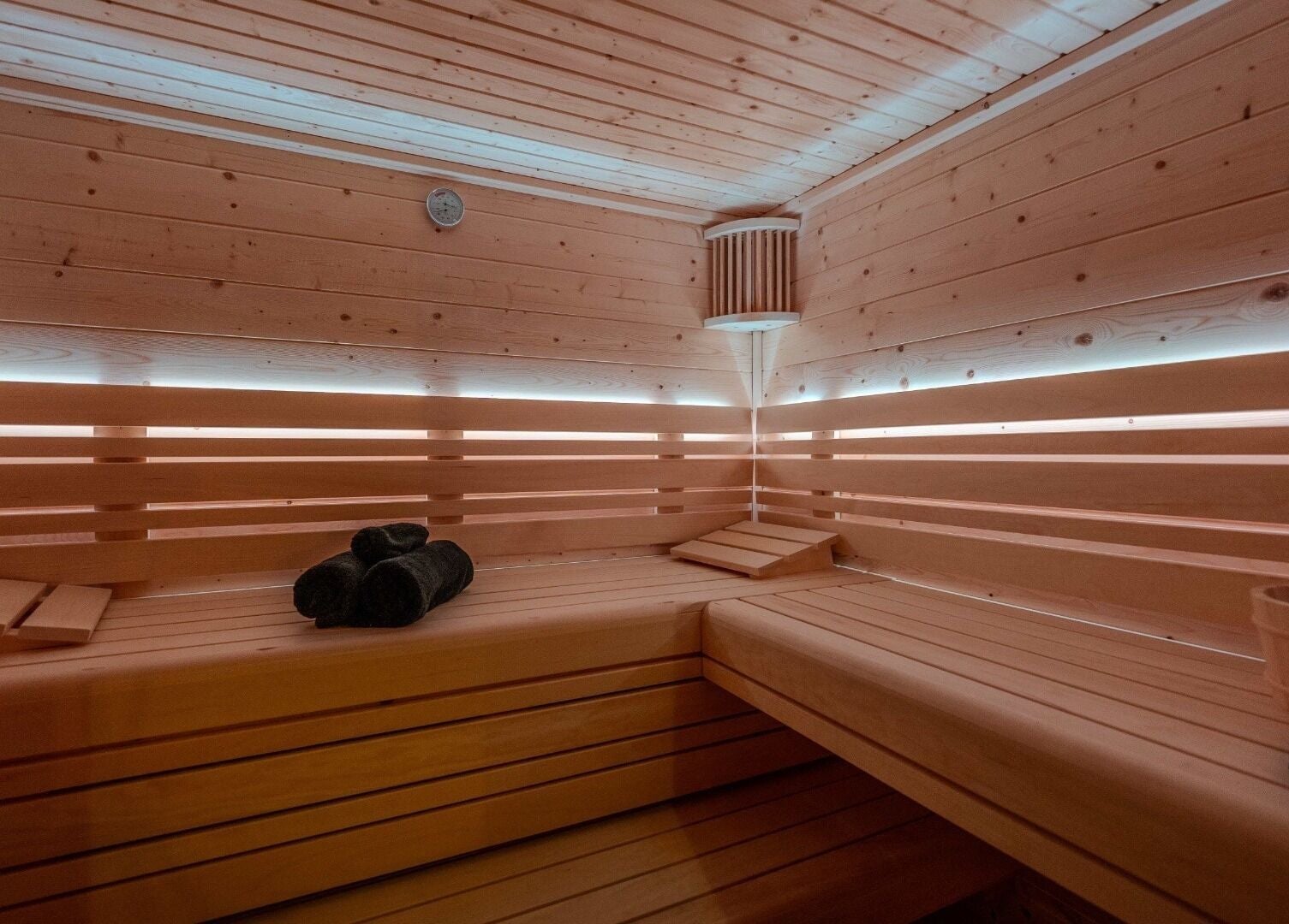 Houten sauna bij Miracle Spa in Echt, Limburg, NL, biedt een ontspannende wellnesservaring.