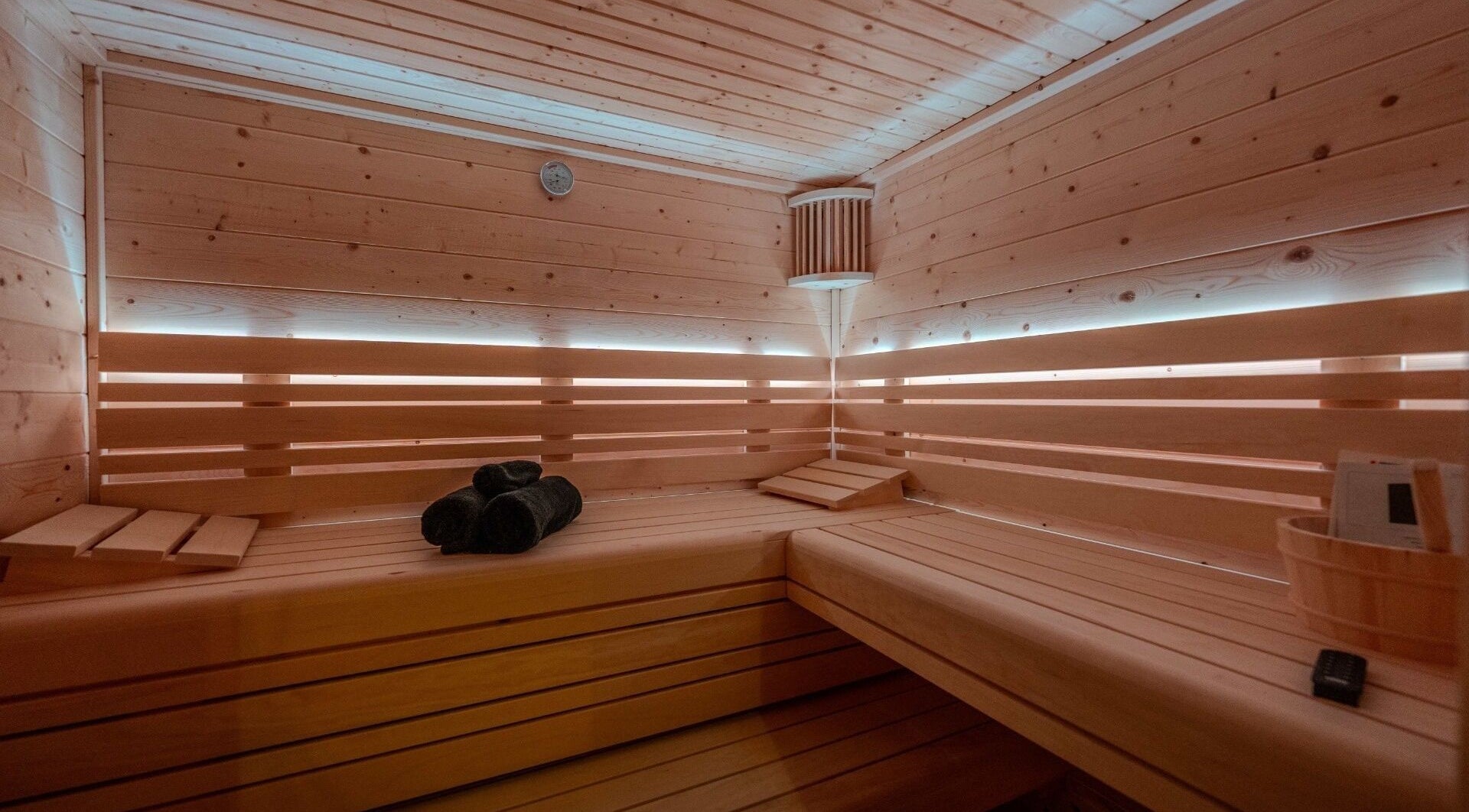 Houten sauna bij Miracle Spa in Echt, Limburg, NL, biedt een ontspannende wellnesservaring.
