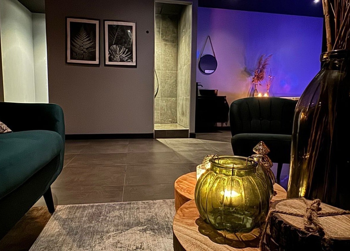 Gezellige, sfeervolle lounge bij Miracle Spa, Echt, Limburg, NL, met zachte verlichting en decoratief interieur.