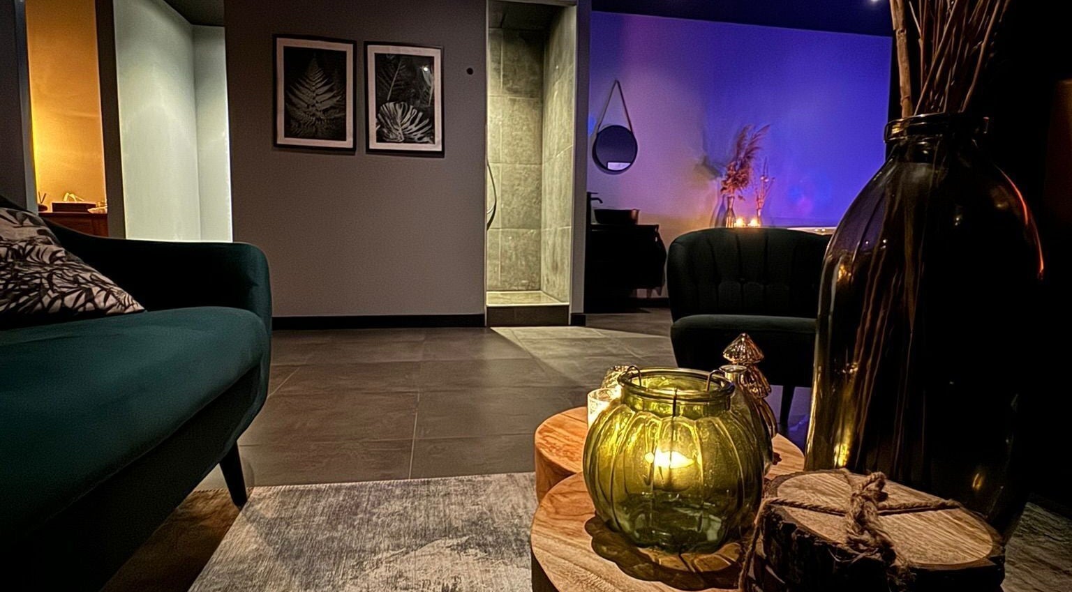 Gezellige, sfeervolle lounge bij Miracle Spa, Echt, Limburg, NL, met zachte verlichting en decoratief interieur.