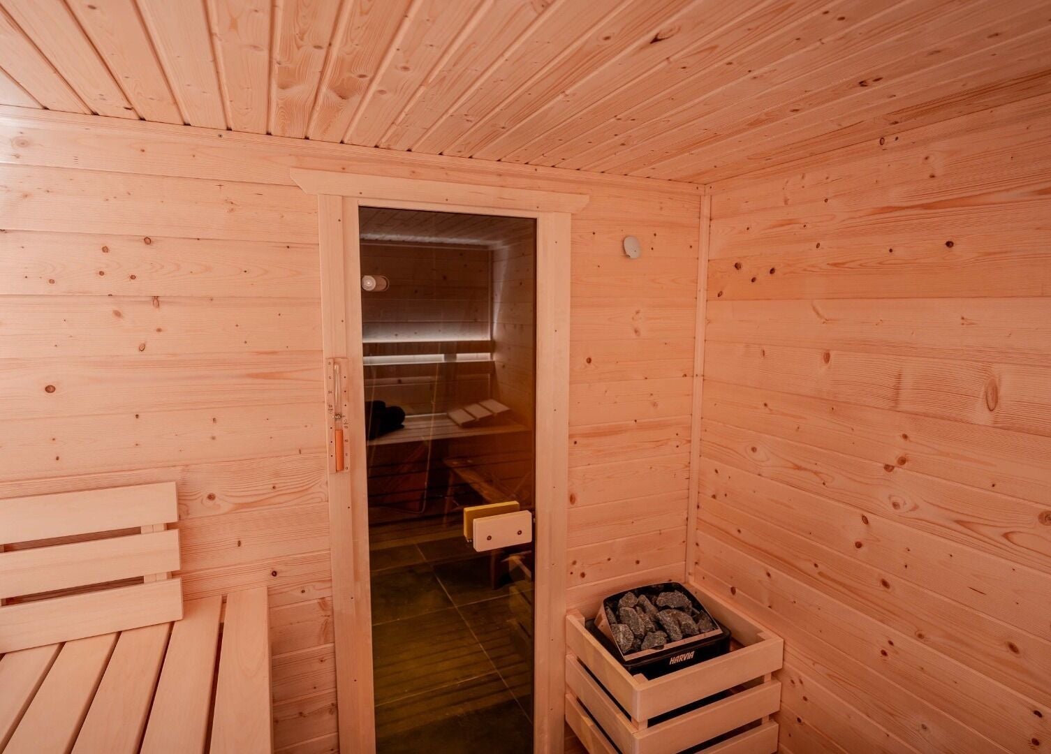 Gezellige houten sauna bij Miracle Spa in Echt, Limburg, NL voor ultieme ontspanning.